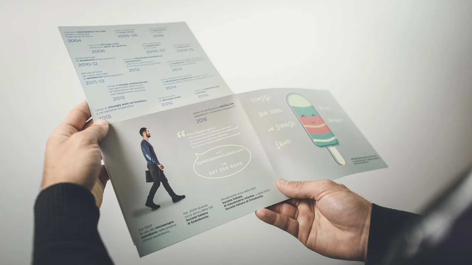 La brochure aperta fra le mani