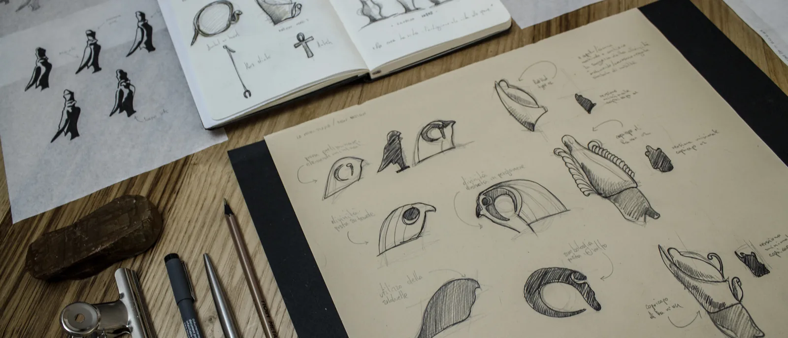 Il quaderno con gli schizzi dei vasi e della figura
